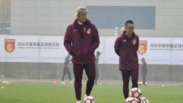 李亚林坐在窗口，看着外面高楼林立、繁华无比的曼哈顿，心中感慨万千。